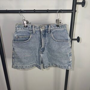 💙 Guess Light Wash Denim Jean Shorts | Classic Fit | Size 28 💙